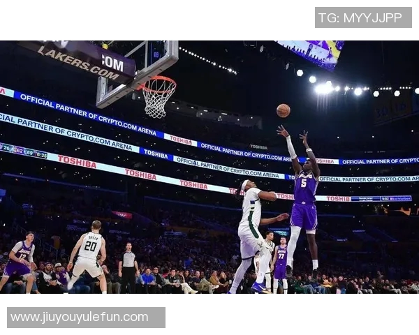 詹姆斯神之瞪激活艾顿三分群发威助力球队逆转胜利